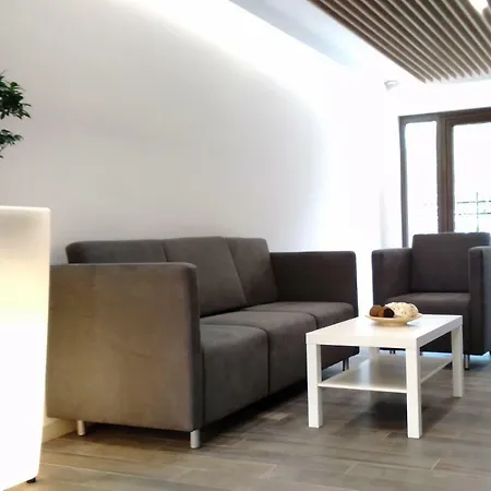 Elegans Apartment Warna